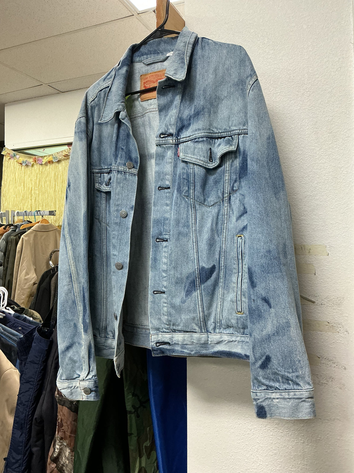 Levi’s Denim Jacket - Medium Wash/XL